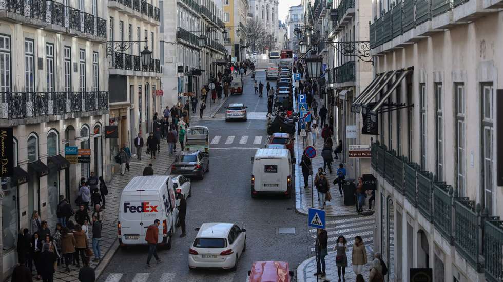 Entre as ruas que vão estar condicionadas surgem a Rua Garrett e a Rua Nova do Almada