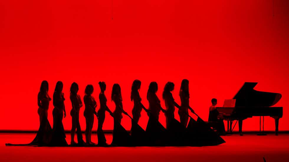 A performance-instalação é, simultaneamente, a evocação de uma figura histórica e uma homenagem às mulheres que, ao longo da história, foram essenciais nas mudança da sociedade