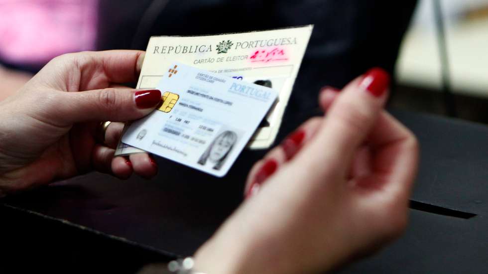 Um eleitor com o cartão de cidadão e cartão de eleitor aguarda boletim de voto para votar nas Eleições Presidenciais 2011, em Lisboa, 23 de janeiro de 2011. JOAO RELVAS/LUSA