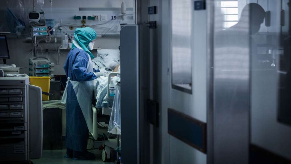 A linha vermelha atualmente definida pela Direção-Geral da Saúde a nível nacional é de 245 camas de unidades de cuidados intensivos ocupadas