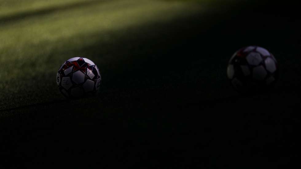 A decisão acontece no seguimento de um surto de Covid-19 no plantel do clube da margem sul