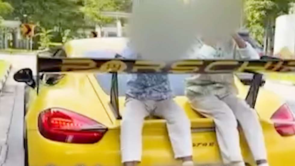 Transportar os filhos em cima de um Cayman excede o justificável e levou o condutor a cair sob a alçada da polícia