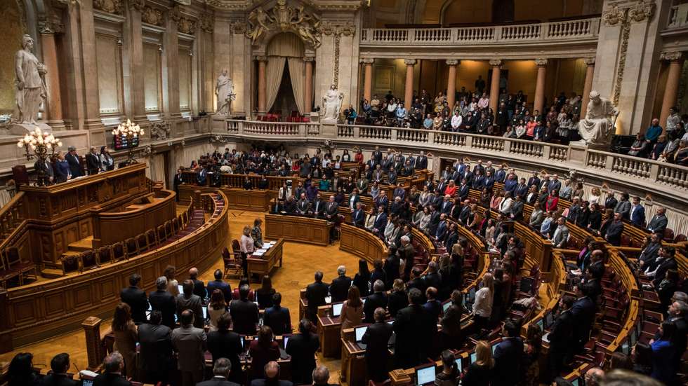 À direita, o CDS e o Chega são contra a lei e, à esquerda, o PCP também. No PSD há divisões e o PS é maioritariamente a favor
