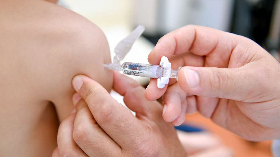 Administração de uma vacina contra a meningite C