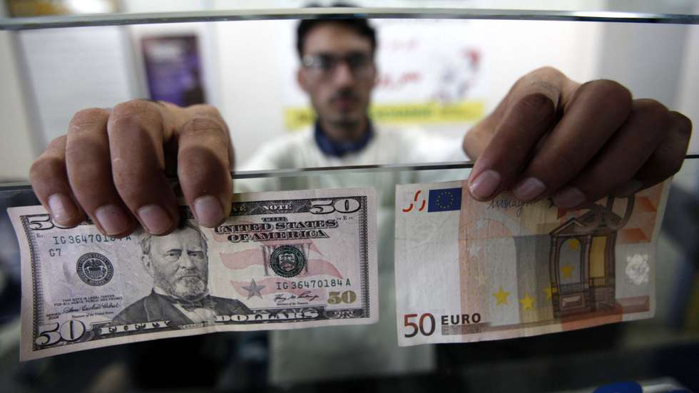 O euro foi negociado por volta das 09h10 em Lisboa a 0,9771 dólares, contra 0,9819 dólares no final de quinta-feira