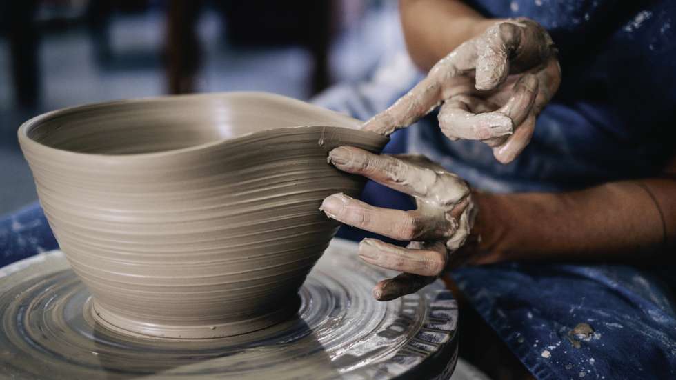 Natural do Funchal, na Madeira, Natália Dias cresceu em Almeirim e inicialmente trabalhou como chef de cozinha, mas deixou para trás esta carreira para estudar restauro de arte e património, ainda em Portugal