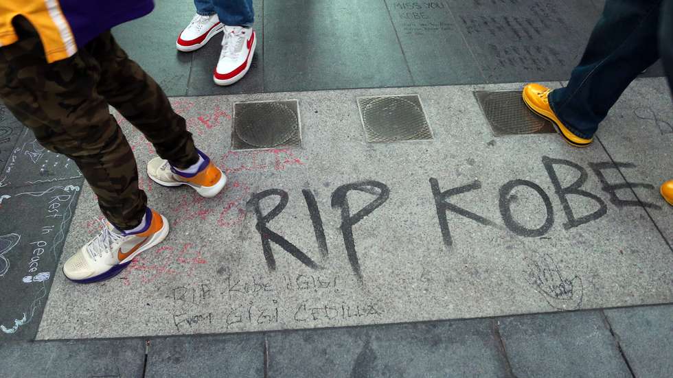 O mural, com 38 metros de largura por cerca de 10 metros de altura, tem no meio o rosto de Kobe Bryant, que morreu em 2020, aos 41 anos, num acidente de helicóptero e era considerado um dos melhores jogadores de sempre da NBA