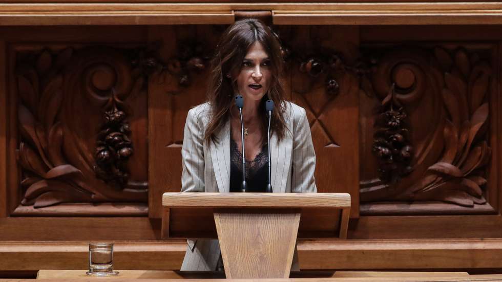 "Não se explica de forma satisfatória, os factos são opacos e vitimiza-se", criticou Isabel Moreira