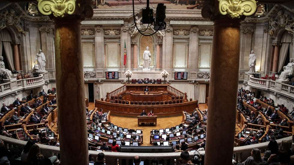 À direita, o CDS e o Chega são contra a lei e, à esquerda, o PCP também. No PSD há divisões e no PS, maioritariamente a favor, também