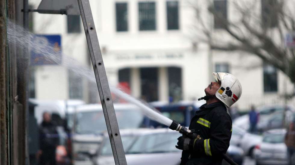 Bombeiros fazem rescaldo do incêndio