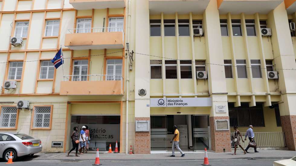 A retificação prevê novas medidas nas áreas económica e social, incluindo a gratuitidade do primeiro ciclo do ensino superior e dos cuidados de saúde, reforços na saúde e na proteção social e compensações à eletricidade e aos combustíveis