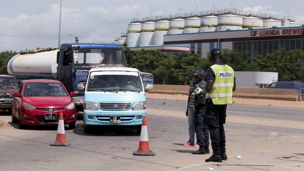 Posto de controlo policial na cidade de Luanda, Angola