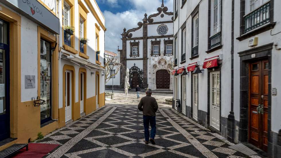 A pandemia de covid-19 deixou Ponta Delgada praticamente deserta. As poucas pessoas que circulavam hoje no centro da cidade açoriana foram tratar de serviços essenciais e os poucos empresários que mantinham as portas abertas mostravam-se apreensivos, Ponta Delgada, Ilha de São Miguel, Açores, 25 de março d 2020. (ACOMPANHA TEXTO) EDUARDO COSTA /LUSA