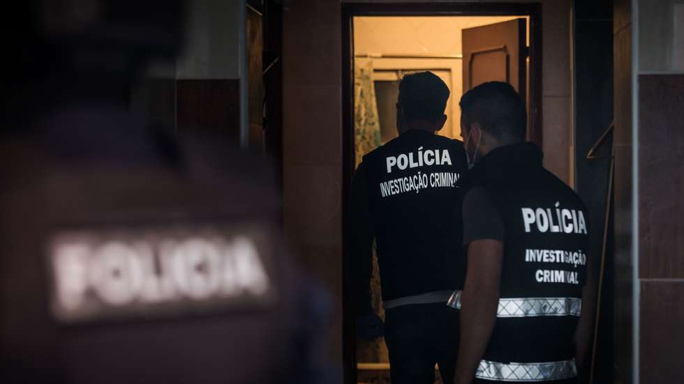 Os dois suspeitos tentaram fugir da habitação onde foram localizados, saltando da varanda para os telhados de casas contíguas