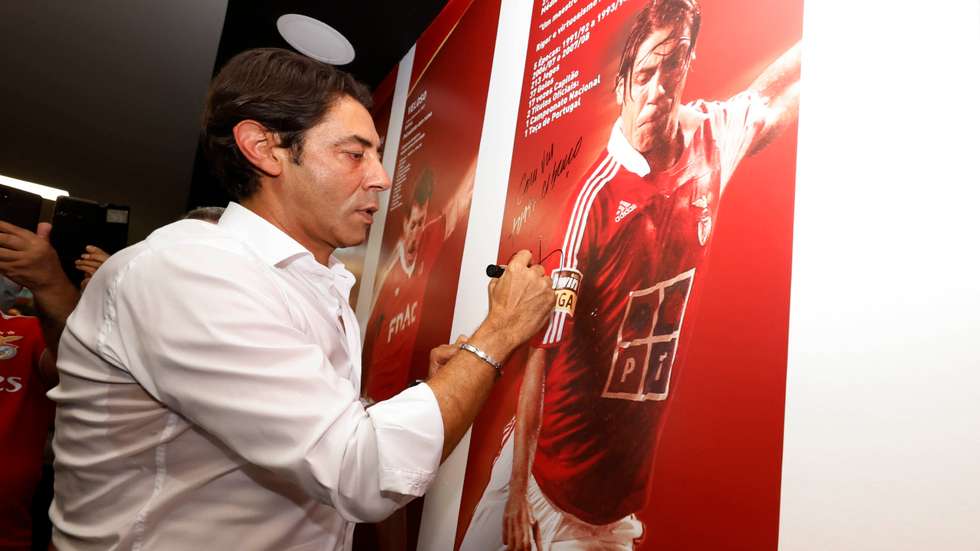 Rui Costa aproveitou jogo do Benfica em Guimarães para passar pelas Casas de Barcelos, Paredes e Vila Nova de Gaia