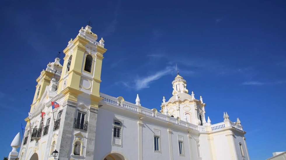 A centenária feira decorre num espaço junto ao Santuário de Nossa Senhora D' Aires, classificado como monumento nacional