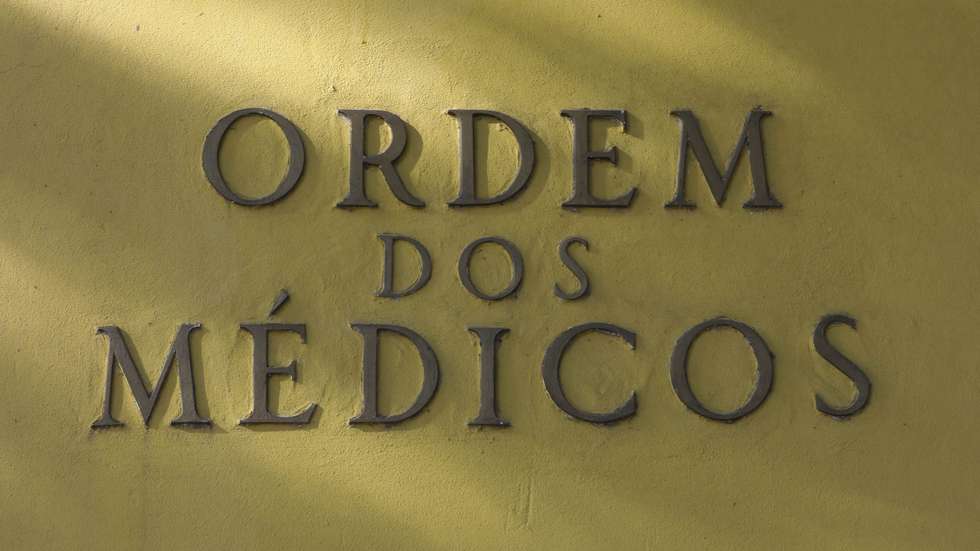 O esclarecimento da Ordem dos Médicos surge no dia em que o ministro da Administração Interna, Eduardo Cabrita, foi ouvido na Comissão parlamentar de Assuntos Constitucionais, Direitos, Liberdades e Garantias