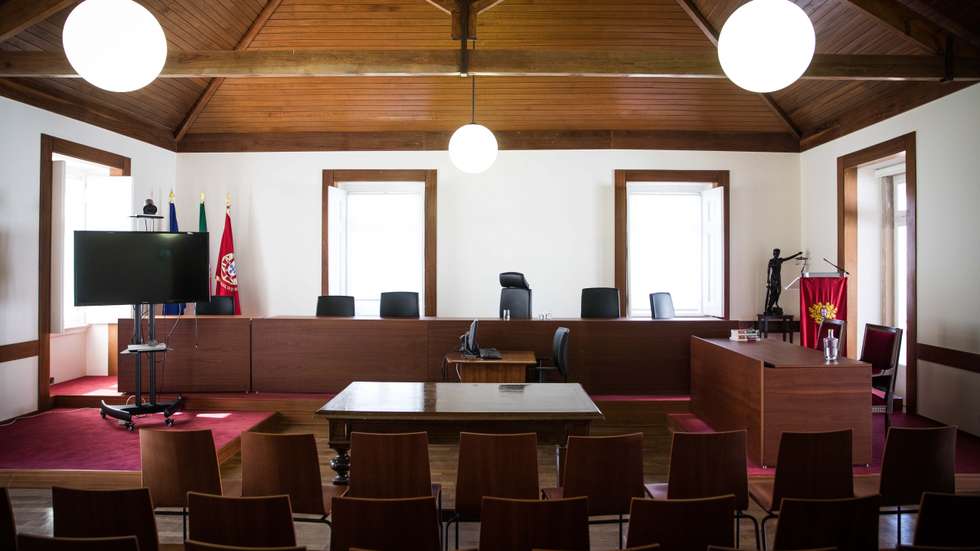 O Supremo Tribunal de Justiça, presidido pelo presidente, Conselheiro António Joaquim Piçarra, em conferência de imprensa, mostrou como é efetuada a distribuição de processos pelos diferentes juízes.