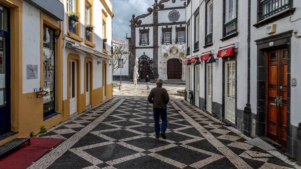 A pandemia de covid-19 deixou Ponta Delgada praticamente deserta. As poucas pessoas que circulavam hoje no centro da cidade açoriana foram tratar de serviços essenciais e os poucos empresários que mantinham as portas abertas mostravam-se apreensivos, Ponta Delgada, Ilha de São Miguel, Açores, 25 de março d 2020. (ACOMPANHA TEXTO) EDUARDO COSTA /LUSA