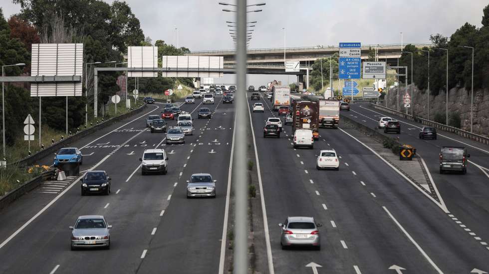 "Relativamente ao transporte aéreo, prevemos a aplicação de uma taxa de carbono, tendo em vista mitigar muitos dos impactos ambientais", adiantou Hugo Pires (PS)