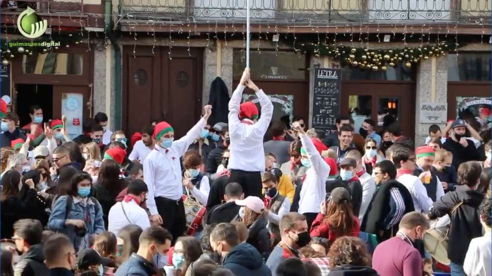 Juntaram-se centenas de pessoas no centro de Guimarães no início das Festas Nicolinas, ao contrário do que recomendou a PSP, a autarquia e a organização