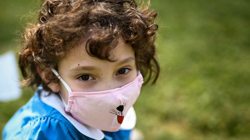 A pupil wearing a mask looks on during the &#039;Noi ci siamo&#039;