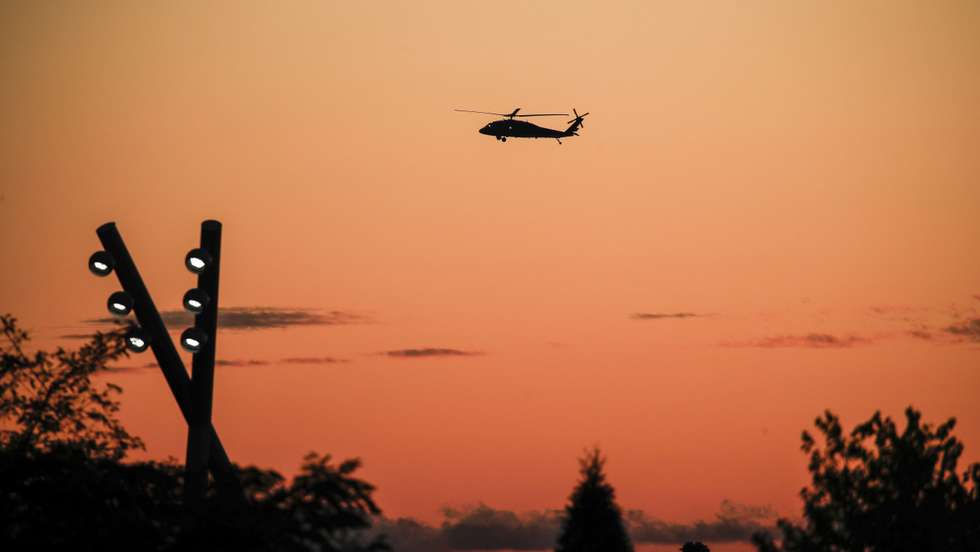 Os bombeiros confirmaram que cinco pessoas viajavam no helicóptero, embora os meios de comunicação locais acrescentem dois membros da tripulação