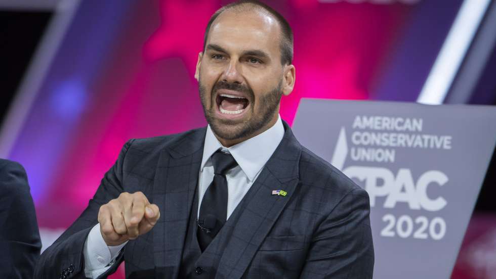 A crítica de Eduardo Bolsonaro surgiu na sua conta do Twitter e em resposta a uma publicação de André Ventura.