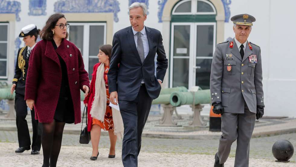 O ministro da Defesa Nacional, João Gomes Cravinho (C), acompanhado pela secretária de Estado de Recursos Humanos e Antigos Combatentes, Catarina Sarmento e Castro (E), e pelo Chefe de Estado Maior do Exército, general José Nunes Fonseca (D), à chegada para participarem na cerimónia “Mulheres na Defesa Nacional”, no Museu Militar, em Lisboa, 03 de março de 2020. TIAGO PETINGA/LUSA