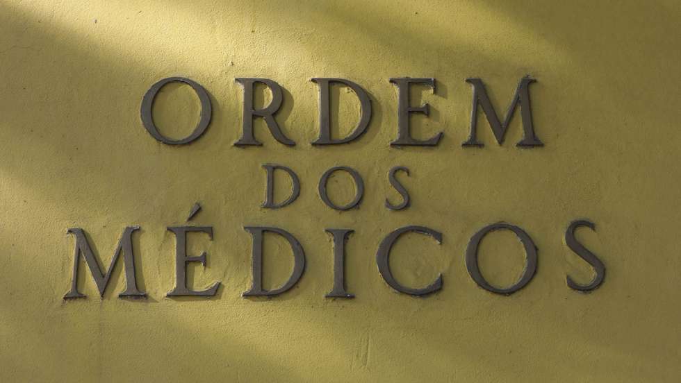 "Se os hospitais vão seguir ou não seguir isso já depende de cada direção do hospital, sendo que a responsabilidade será sempre dos hospitais se alguma coisa correr menos bem", disse Miguel Guimarães