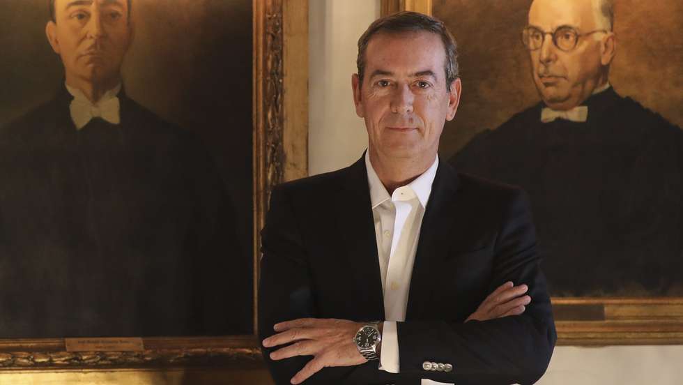 O bastonário falou em Coimbra, na sede da Ordem dos Médicos, onde este sábado arrancou o processo de vacinação de mais de 600 profissionais