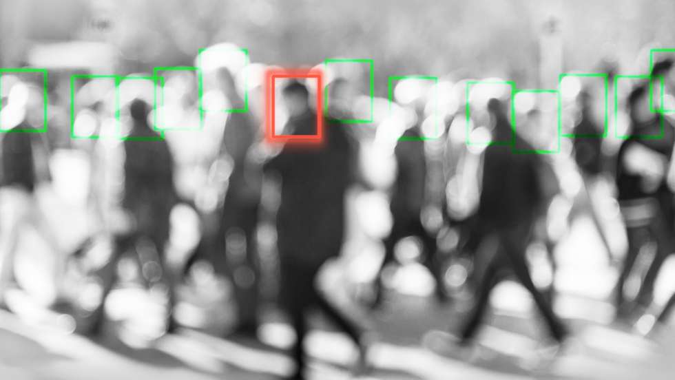 As regras proíbem alguns usos de IA, como para efeitos de vigilância biométrica, reconhecimento de emoções ou policiamento preditivo
