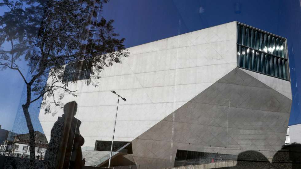 O documento, entretanto publicado online, anexa centenas de faturas e comunicações internas
