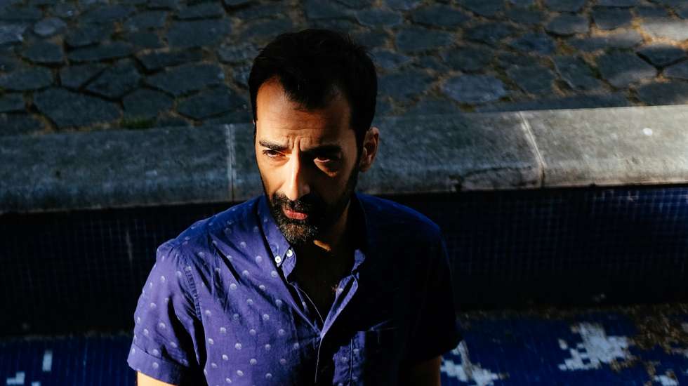 Hugo Gonçalves é autor de vários romances, tendo sido já finalista do Prémio Literário Fernando Namora, em 2019, com a obra Filho da Mãe