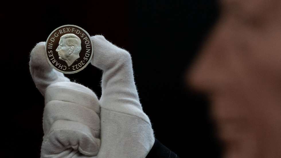 Carlos III cumpre a tradição que manda mudar o lado de perfil quando muda o monarca. Assim o novo Rei está virado para a esquerda, enquanto a mãe estava virada para a direita