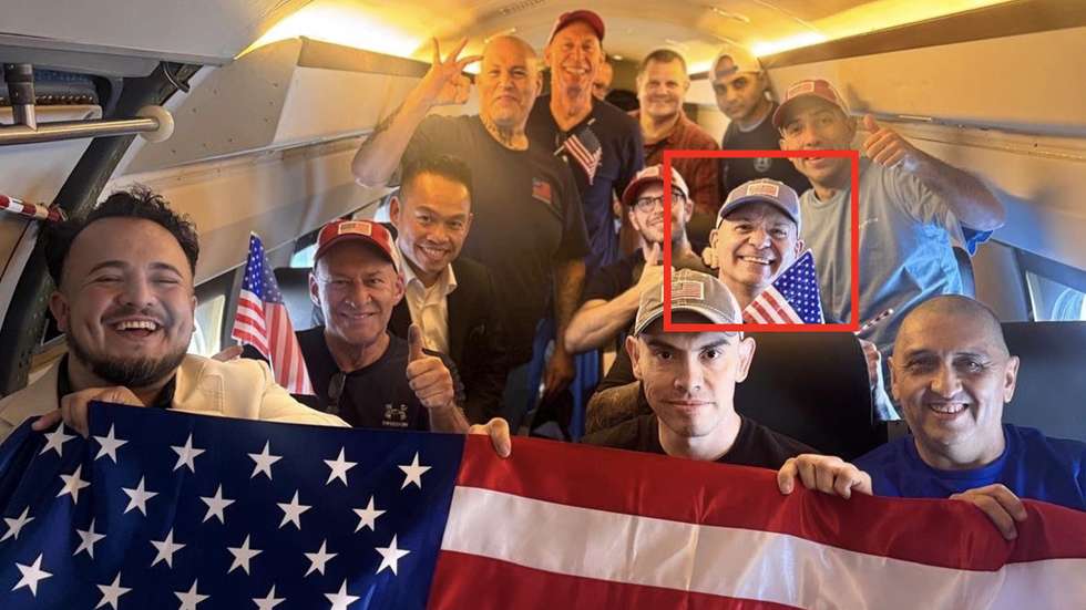 Dahud Hanid Ortiz no avião com o grupo de norte-americanos