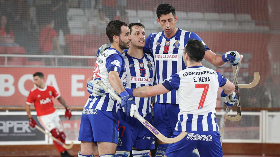 Gonçalo Alves e Mena deram vantagem aos azuis e brancos nos minutos iniciais, com o FC Porto a chegar ao intervalo na frente por 3-0
