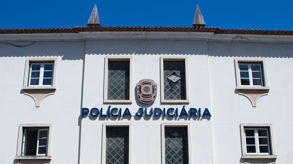 Ao longo destes meses de investigação, a PJ determinou que esta criança havia sido vítima de "violentos maus tratos físicos" quando estava à guarda deste homem, que era o companheiro da sua avó paterna