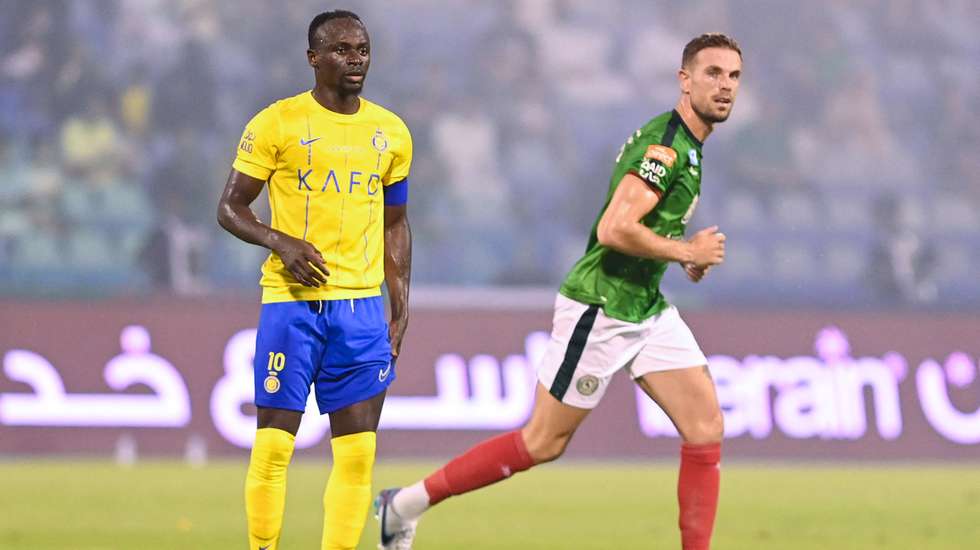 Jordan Henderson venceu Sadio Mané no reencontro entre antigos companheiros do Liverpool que marcou a estreia de outra glória dos reds, Steven Gerrard