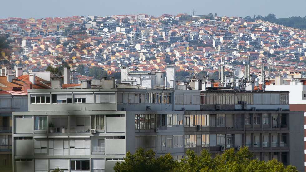 "São 2.800 famílias que estão a precisar de casa e fazer esta exceção implicaria retirar uma casa a uma destas famílias", disse Vasco Moreira Rato