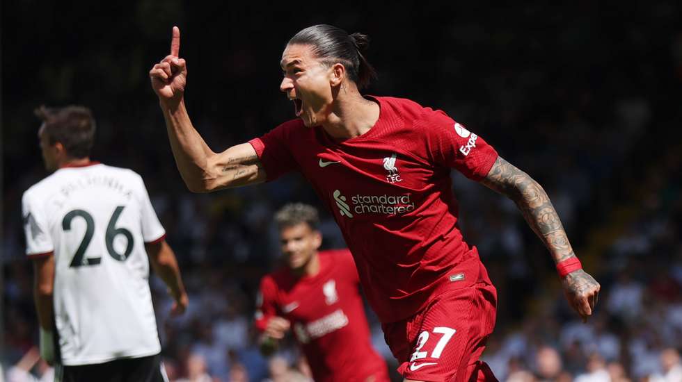 Darwin Núñez ameaçou de calcanhar, marcou de calcanhar, ficou perto do segundo e ainda assistiu Salah no empate do Liverpool frente ao Fulham