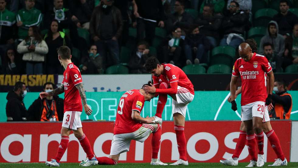 Festejo de Darwin Nunez com Gil Dias durante o jogo entre o Sporting Clube de Portugal e o Sport Lisboa e Benfica no estádio da Alvalade, a contar para a 30ª jornada da Primeira Liga 2021/22. Lisboa, 17 de Abril de 2022. FILIPE AMORIM/OBSERVADOR