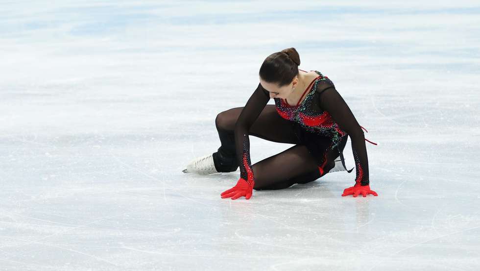 Kamila Valieva tinha feito história com um salto quádruplo no programa curto mas não resistiu à pressão e acabou por terminar o programa livre fora das medalhas