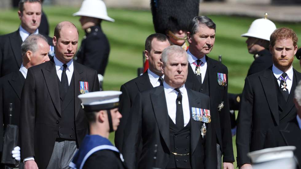André, duque de Iorque, ao lado dos sobrinhos William e Harry no funeral do príncipe Filipe, duque de Edimburgo