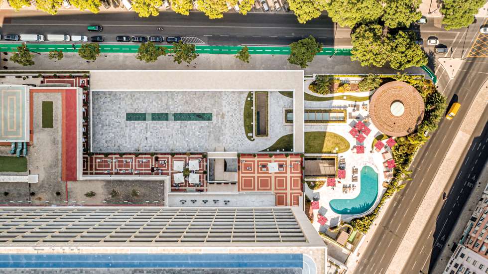 A intervenção consistiu na renovação do terraço, com uma piscina exterior servida por um bar, a reabilitação das galerias em espaços de escritório e a restruturação e ampliação da garagem original