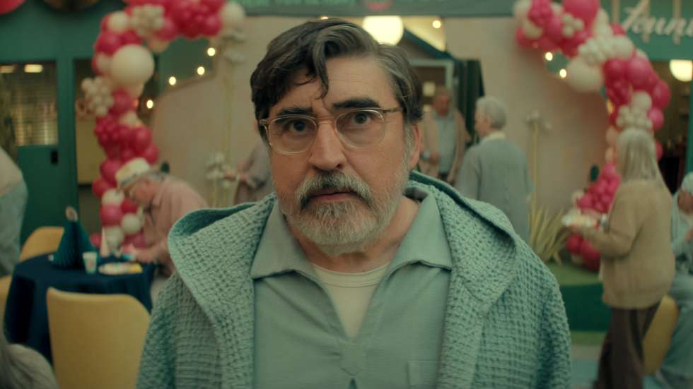 Alfred Molina é Sam Cooper, um viúvo que se muda a contragosto para uma comunidade de reformados e que procura desvendar o mistério que envolve uma estranha criatura e a uma possível chave para a vida eterna