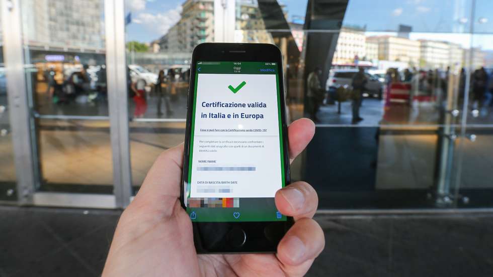 Alguns países da União Europeia (UE) ordenaram os seus profissionais de saúde a tomarem as vacinas contra a Covid-19, mas nenhum outro tornou o certificado digital obrigatório para todos os funcionários, o que faz de Itália um caso de teste para a UE