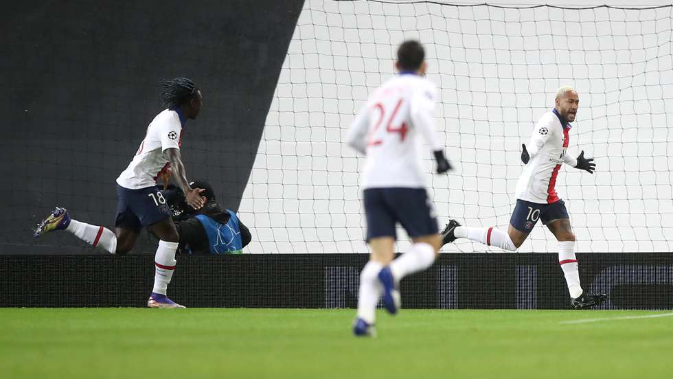 Neymar inaugurou e fechou as contas da vitória do PSG em Old Trafford que aproximou os franceses dos oitavos da Champions