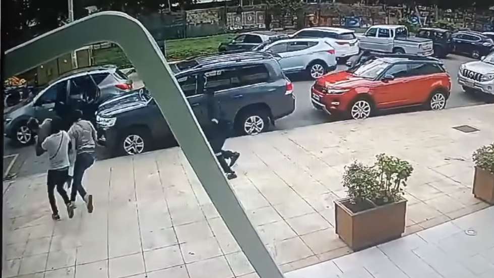 Imagens que circulam nas redes sociais mostram o momento em que o empresário português é raptado