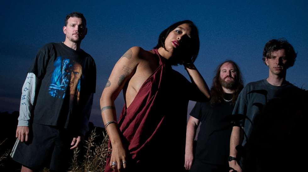 Com os Mandy, Indiana não há melodiazinhas pop, não é música que se põe em fundo enquanto se faz o jantar, não dá para ouvir distraidamente enquanto se responde a emails